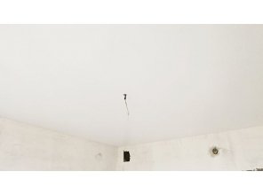 Бесшовный матовый натяжной потолок на кухню 10,4 м2