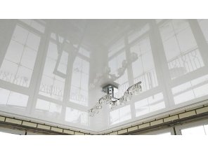 Бесшовный глянцевый натяжной потолок в деревянном доме 10,2 м2