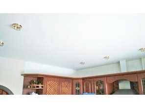 Бесшовный матовый натяжной потолок на кухню 8,3 м2