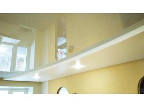 Двухуровневый глянцевый натяжной потолок для зала 19,9 м2