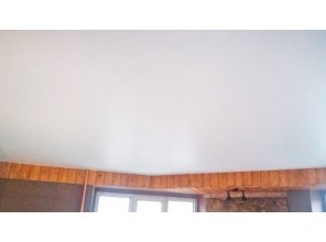 Бесшовный матовый натяжной потолок в деревянном доме 26,8 м2