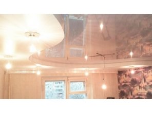 Двухуровневый глянцевый натяжной потолок в гостиную 14,4 м2