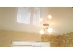 Бесшовный глянцевый натяжной потолок на кухню 6,1 м2