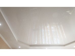 Бесшовный глянцевый натяжной потолок в гостиную 10,5 м2