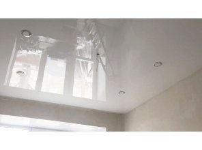 Бесшовный глянцевый натяжной потолок в спальню 12,5 м2