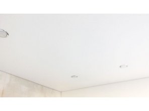 Бесшовный матовый натяжной потолок в спальню 9,3 м2