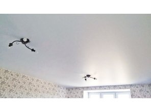 Бесшовный матовый натяжной потолок в гостиную 17,8 м2