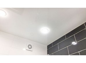 Бесшовный глянцевый натяжной потолок в ванную комнату 5,1 м2