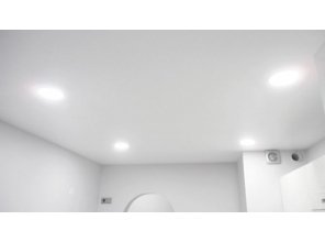 Бесшовный матовый натяжной потолок на кухню 10,1 м2