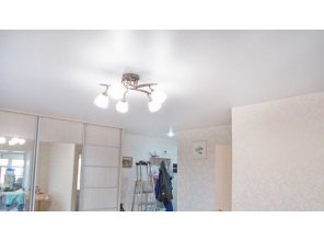 Сатиновый натяжной потолок в квартире 21,6 м2