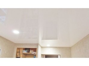 Бесшовный глянцевый натяжной потолок в прихожую 8,4 м2