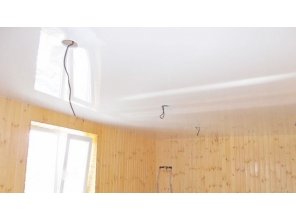 Бесшовный глянцевый натяжной потолок в деревянном доме 20,3 м2