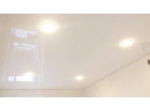 Бесшовный глянцевый натяжной потолок на кухню 6,7 м2