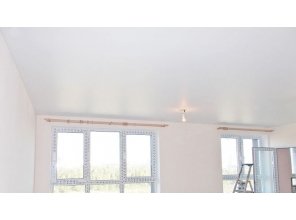 Матовый натяжной потолок в гостиную 24,9 м2