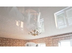 Глянцевый натяжной потолок в деревянном доме 22,3 м2