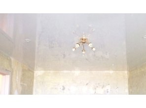 Бесшовный глянцевый натяжной потолок в гостиную 16,6 м2