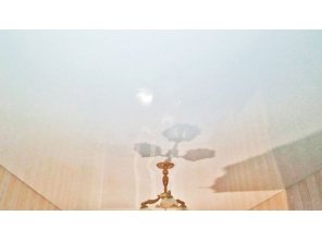 Бесшовный глянцевый натяжной потолок в гостиную 16 м2