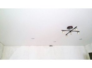 Бесшовный матовый натяжной потолок в гостиную 19,3 м2