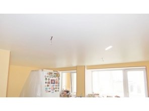 Бесшовный матовый натяжной потолок на кухню 25,4 м2