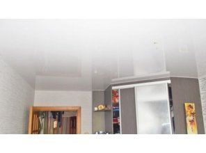 Бесшовный глянцевый натяжной потолок в спальню 10,5 м2