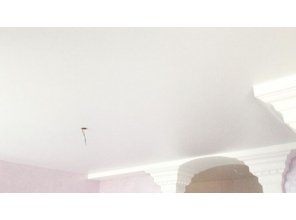 Двухуровневый сатиновый натяжной потолок в гостиную 26,7 м2