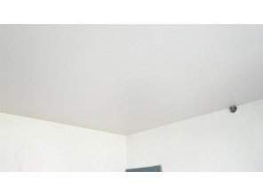 Бесшовный матовый натяжной потолок в спальне 19,3 м2