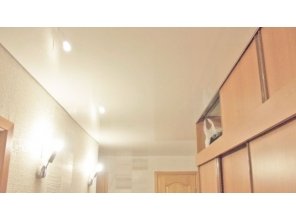 Глянцевый натяжной потолок в прихожей 10,2 м2