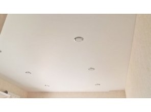 Бесшовный сатиновый натяжной потолок на кухню 11,9 м2