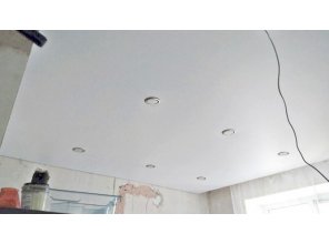 Бесшовный матовый натяжной потолок на кухню 15,2 м2