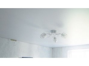 Бесшовный сатиновый натяжной потолок в спальне 12,8 м2