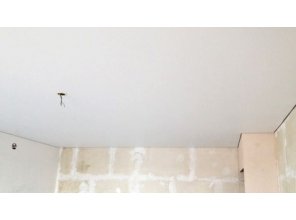 Бесшовный матовый натяжной потолок в гостиную 16,1 м2