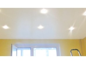 Бесшовный сатиновый натяжной потолок для зала 18,9 м2