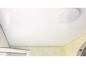 Бесшовный глянцевый натяжной потолок в спальню 14,9 м2