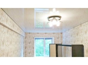 Бесшовный глянцевый натяжной потолок в спальню 14,3 м2