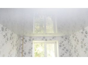 Бесшовный глянцевый натяжной потолок в детскую 13,7 м2