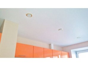 Бесшовный глянцевый натяжной потолок на кухню 9,3 м2