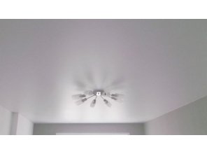 Сатиновый натяжной потолок в спальню 20 м2