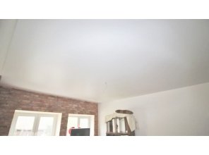 Бесшовный сатиновый натяжной потолок в деревянном доме 19,9 м2