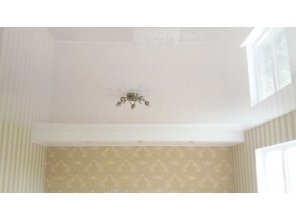 Бесшовный глянцевый натяжной потолок для зала 21,8 м2