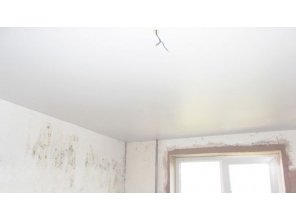 Бесшовный сатиновый натяжной потолок в спальне 11,5 м2