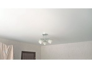 Монтаж потолка в спальне 13 м2 с использованием пленки VIPCEILING серии MONLANGE M9001 (3.25)