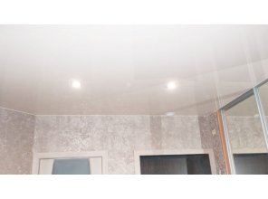 Бесшовный глянцевый натяжной потолок в прихожую 16,6 м2