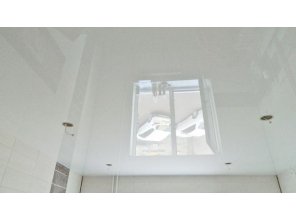 Бесшовный глянцевый натяжной потолок на кухню 11 м2