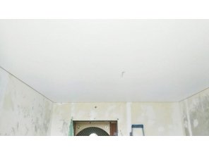 Бесшовный матовый натяжной потолок для зала 16,9 м2