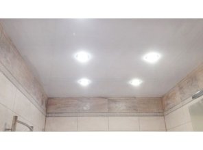 Бесшовный глянцевый натяжной потолок в ванную комнату 4,7 м2