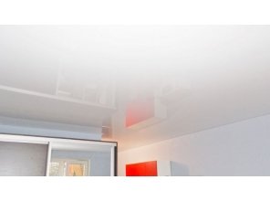 Глянцевый натяжной потолок в квартире 12,2 м2