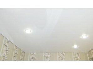 Бесшовный сатиновый натяжной потолок на кухню 7,4 м2