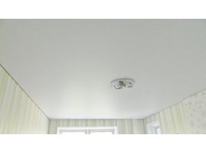 Бесшовный матовый натяжной потолок в спальню 15,2 м2