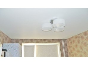 Бесшовный матовый натяжной потолок в гостиную 13,5 м2