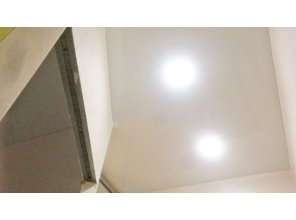 Бесшовный глянцевый натяжной потолок в коридор 4,9 м2